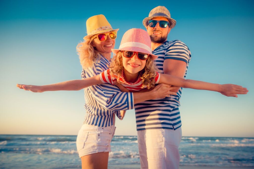 gezin met kind op zonvakantie DT 92854882