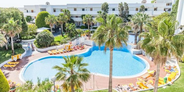 BlueseaclubMarthas zwembad met palmbomen in een resosrt